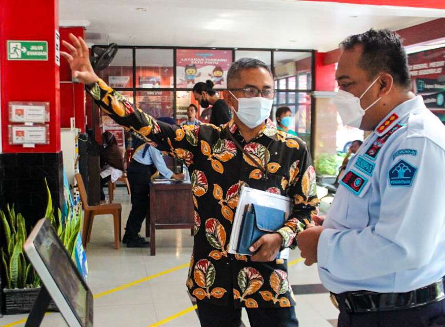 Kalapas Sidoarjo (baju biru) bersama Ombudsman Jatim berkomitmen meningkatkan pelayanan lapas. (Foto: Dokumentasi Ombudsman RI)