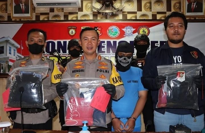 SAW alias JA, seorang oknum guru di pondok pesantren Desa Banjarmangu Kecamatan Banjarmangu, Kabupaten Banjarnegara, Jawa Tengah, tega mencabuli enak anak laki-laki demi fantasi seksnya yang nyeleneh. (Foto: Instagram @polresbanjarnegara)