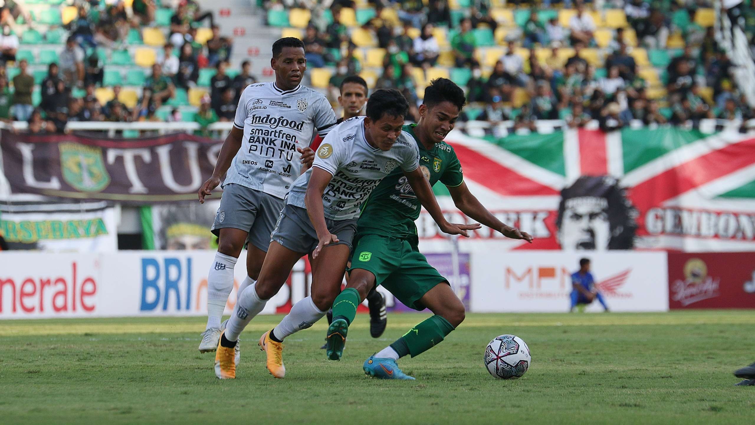 Pemain Bali United, Rizky Pellu berebut bola dengan Pemain Persebaya Marselino Ferdinan dalam laga pekan ke-8 Liga 1 2022/2023 di Stadion Gelora Bung Tomo, Surabaya, Jumat 2 September 2022. (Foto: Fariz Yarbo/Ngopibareng.id)