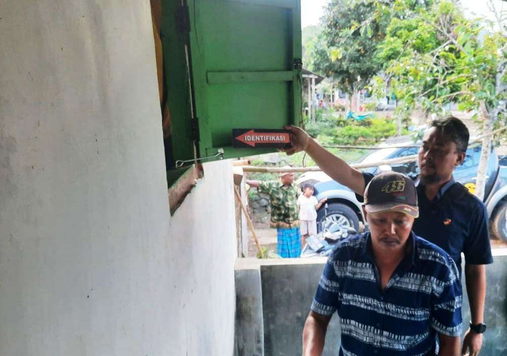 Petugas Kepolisian melakukan cek TKP tempat ibu dan bayi yang meninggal usai persalinan (Foto:Istimewa)