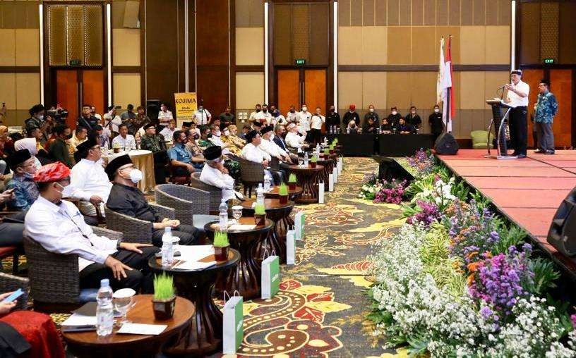 Para kiai dan Gus di expo UMKM binaan pondok pesantren (ponpes) yang turut dihadiri Menko Marves Luhut Binsar Panjaitan. (Foto: Humas Pemkab Banyuwangi)