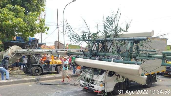 Kasus kecelakaan truk trailer diungkap Komite Nasional Keselamatan Transportasi (KNKT) kelebihan muatan 20 ton. (Foto: Twitter @TMCPoldaMetroJaya)