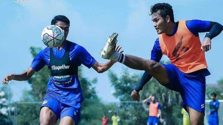 Skuat Arema FC saat menjalani sesi latihan di Lapangan Universitas Brawijaya. Skuad Singo Edan mempersiapkan laga kontra Barito Putera.(Foto: Instagram @aremafcofficial)