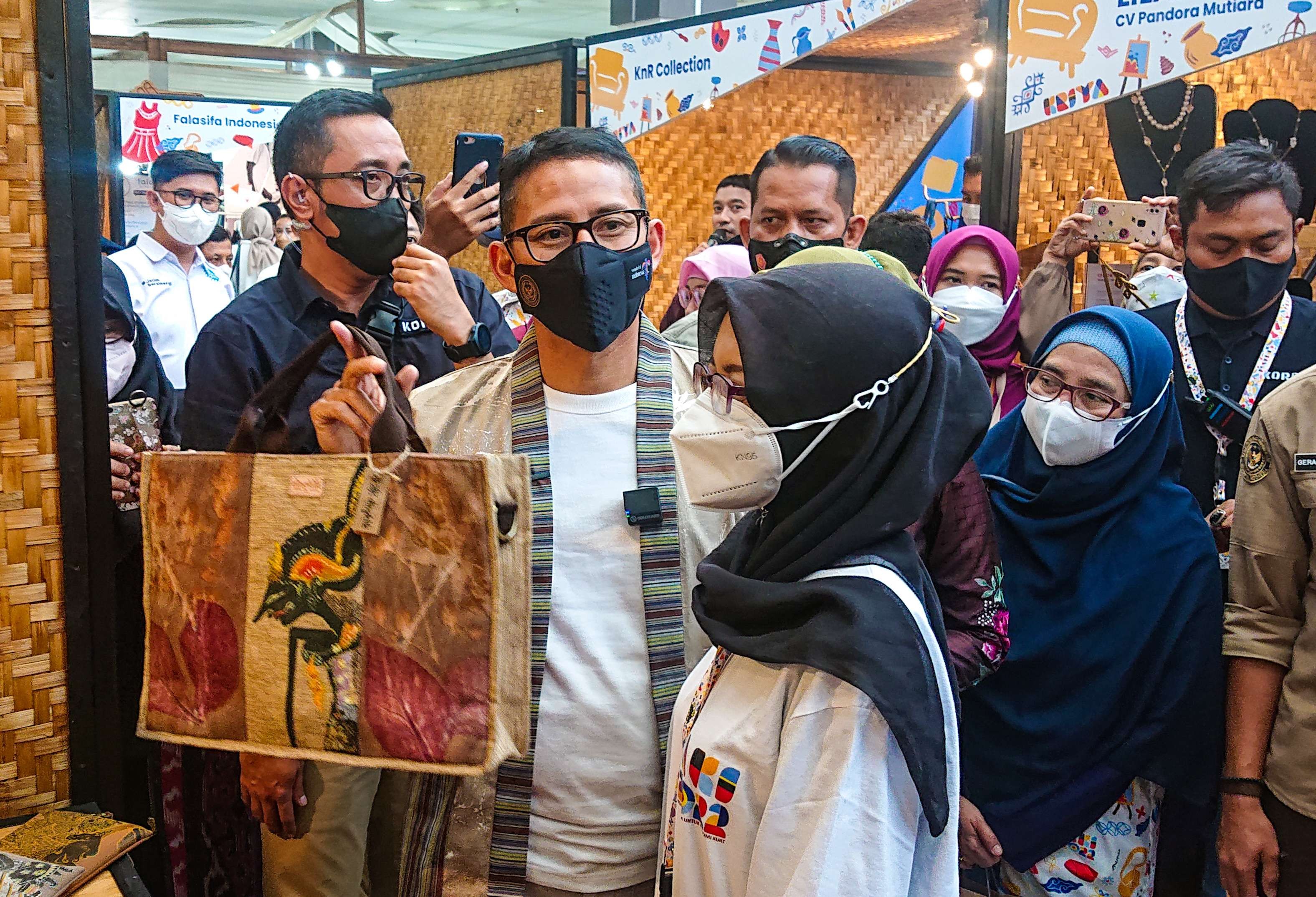 Menparekraf Sandiaga Uno menunjukkan salah satu tas UMKM Sidoarjo (Foto:Aini/Ngopibareng.id)