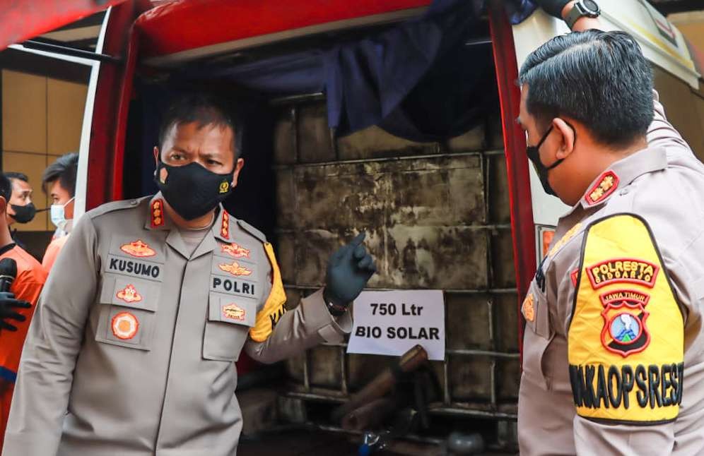 Kapolresta Sidoarjo tunjukkan tandon berisi 750 liter BBM bersubsidi (Foto : Aini/Ngopibareng.id)