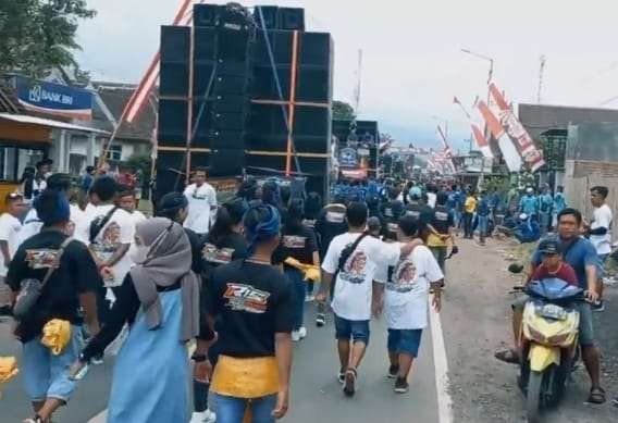 Panitia parade sound system dalam HUT RI di Jember mengganti rugi rumah warga yang rusak (Foto: Tangkap layar video)