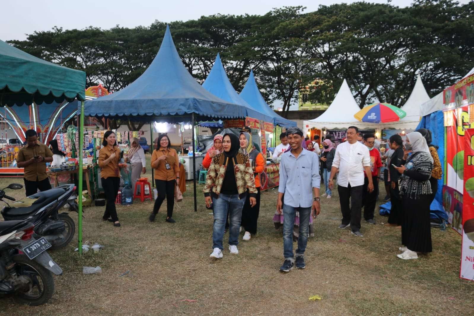 Wakil Bupati Blora Tri Yuli Setyowati saat meninjau stan UMKM (Foto: Ahamad Sampurno/Ngopibareng.id)