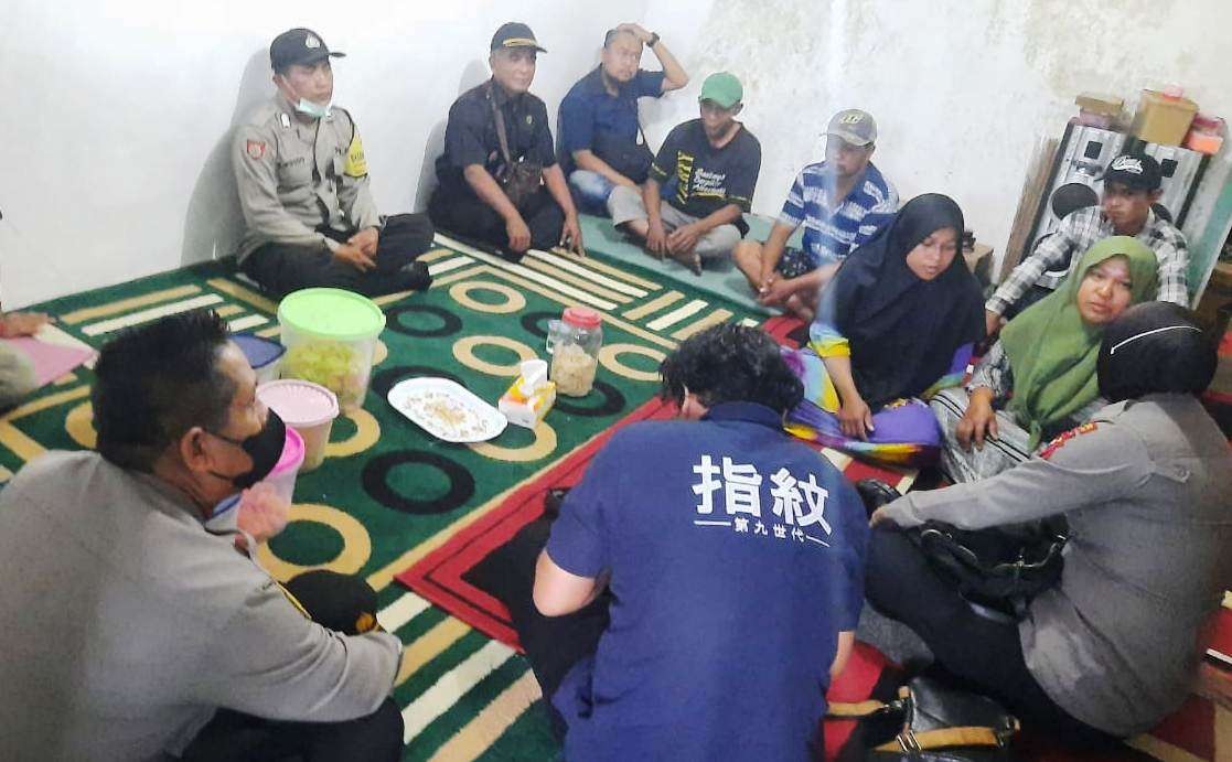 Petugas Polsek Glenmore, Banyuwangi, mendatangi rumah ibu dan bayi yang meninggal di dalam kamar. (Foto: Dokumentasi Polres Banyuwangi)