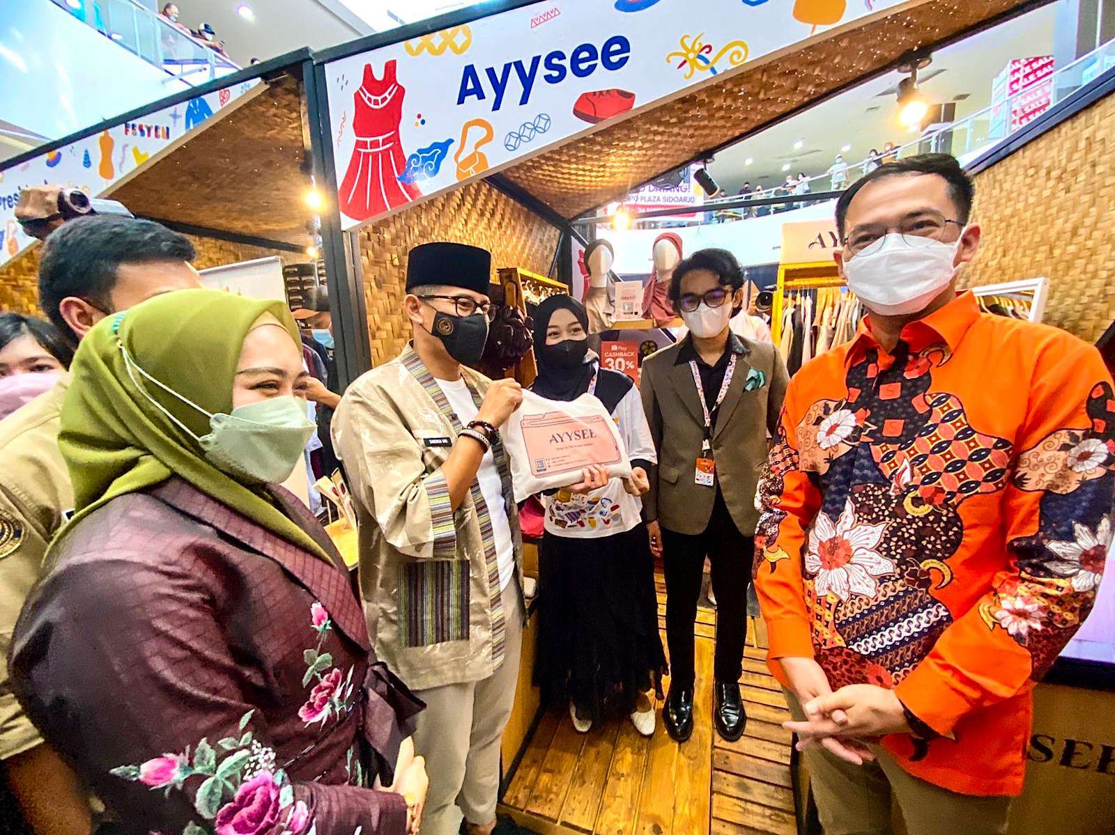 Menparekraf Sandiaga Uno (songkok hitam) saat berkunjung di salah satu stand UMKM asal Sidoarjo (Foto: Aini Arifin/Ngopibareng.id)