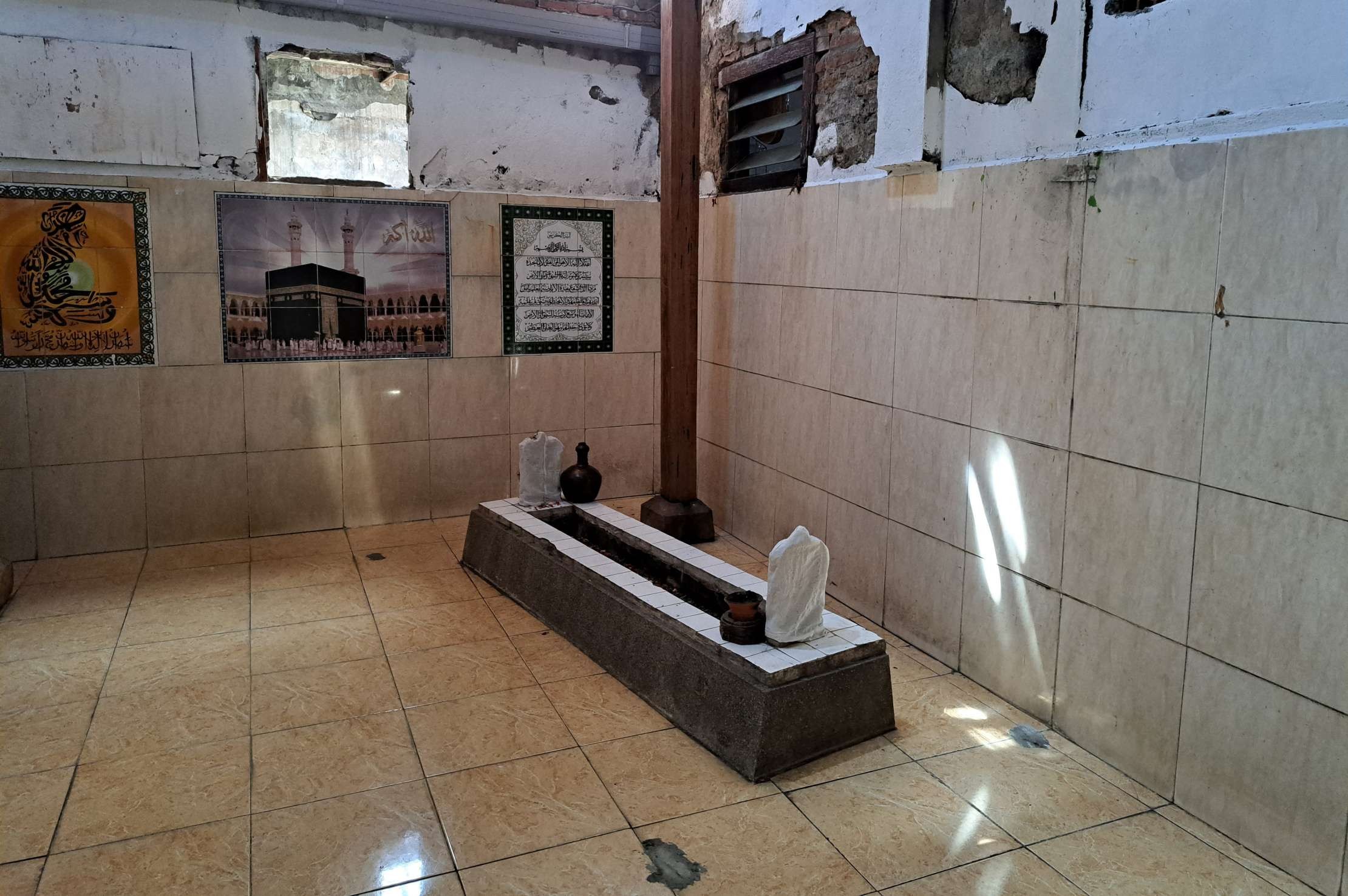 Makam Mbah Kapiludin yang berada di tengah pemukiman warga di sekitar Gang Dolly, Surabaya. (Foto: Pita Sari/Ngopibareng.id)