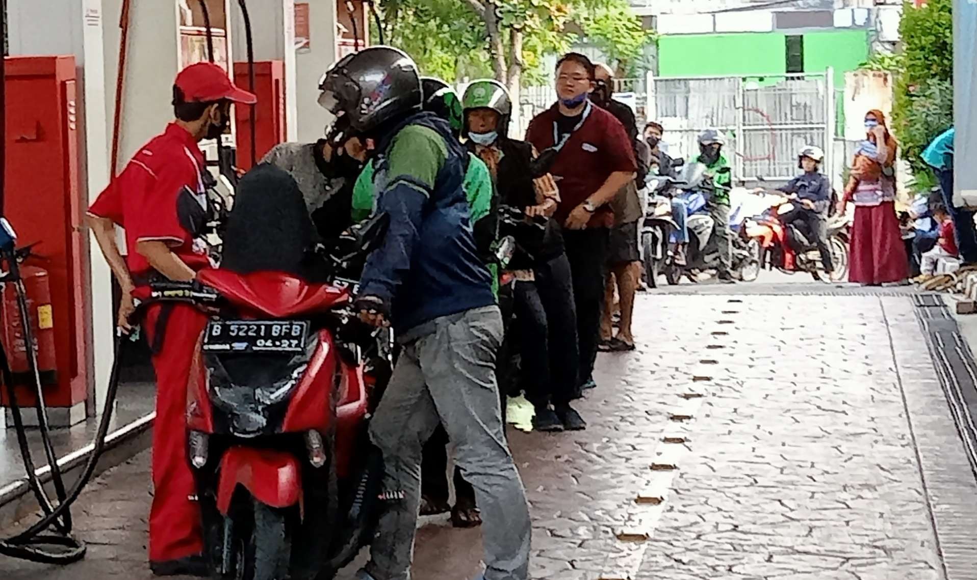 Sejumlah petugas SPBU jadi sasaran caci maki pembeli terkait kenaikan harga BBM yang hanya selang satu jam sebelum diberlakukan pada pukul 14.30. (Foto: Asmanu Sudharso/Ngopibareng.id)