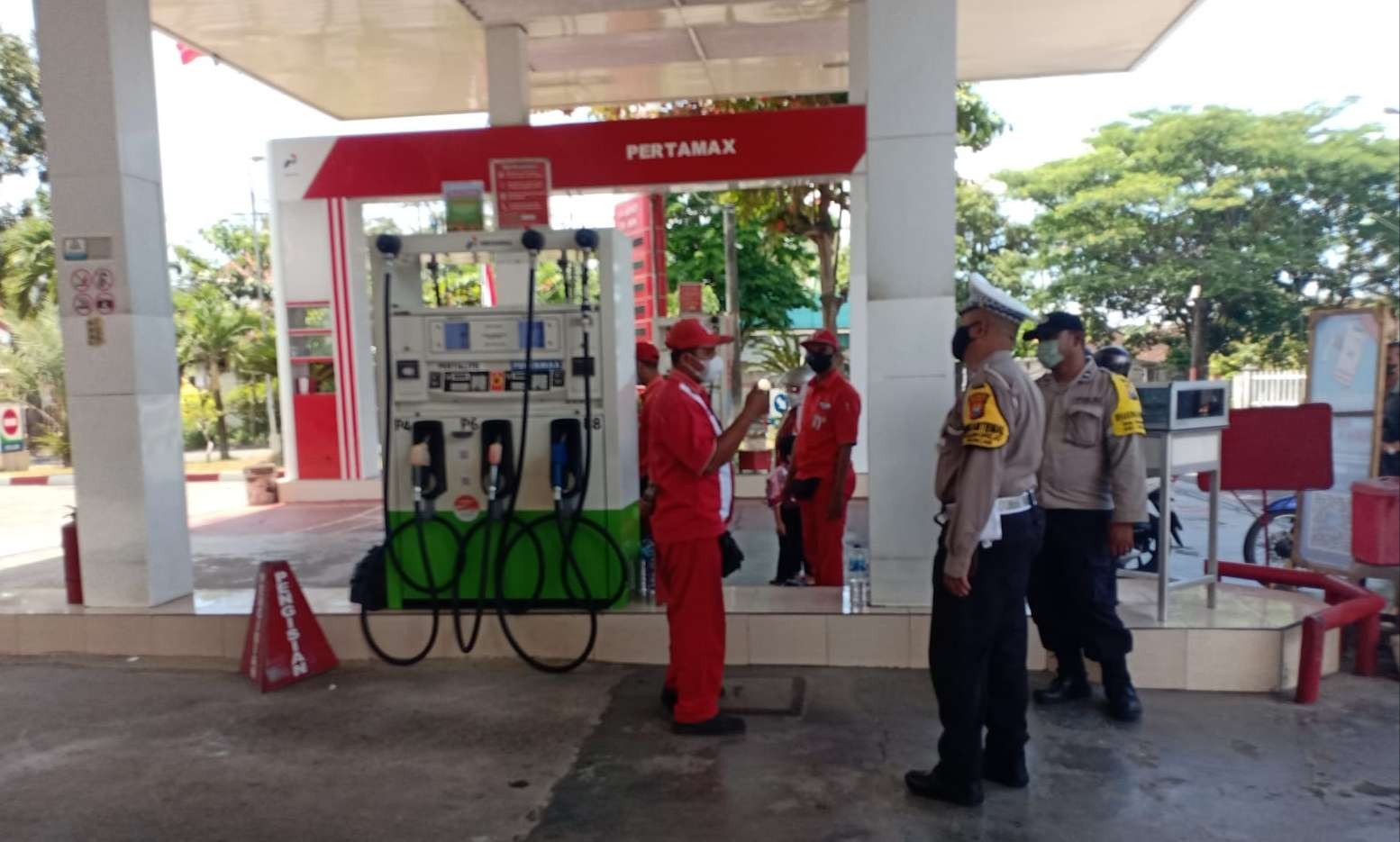 Polresta Banyuwangi melakukan pengamanan salah satu SPBU di Banyuwangi. (Foto: Istimewa)