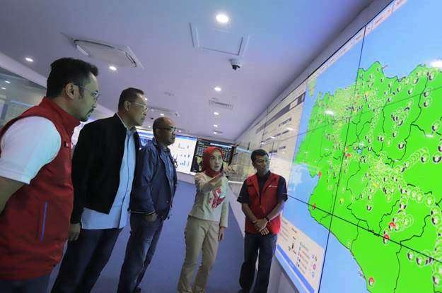 Direktur Utama Pertamina Nicke Widyawati, memantau ketersediaan BBM dengan meninjau langsung Pertamina Integrated Enterprise Data and Command Center (PIEDCC)  (dok. Pertamina)