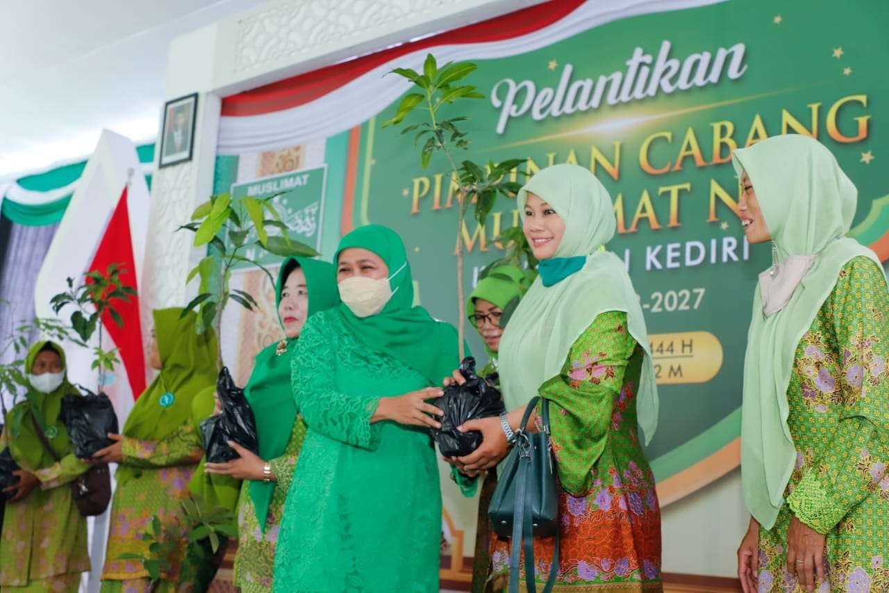 Gubernur Khofifah ajak Muslimat NU sedekah oksigen melalui gerakan tandur. (Foto: Istimewa)