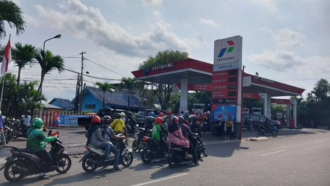 Antrean kendaraan di salah satu SPBU di Kota Malang. (Foto: Lalu Theo/ngopibareng.id)