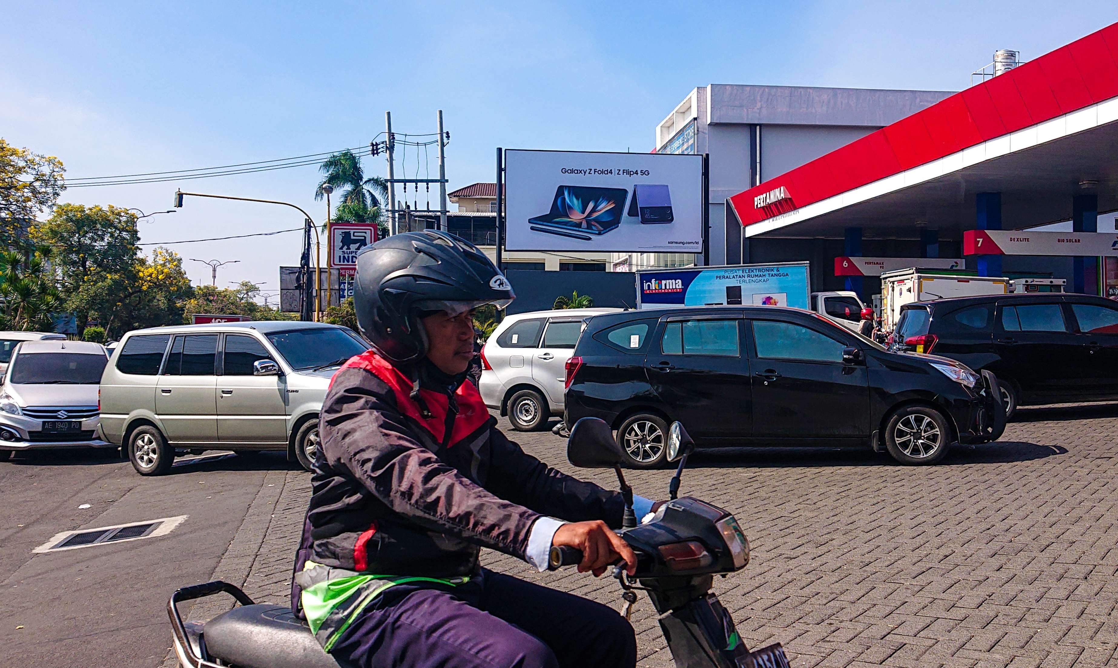 Antrean SPBU di Sidoarjo saat kenaikan harga BBM. (Foto: Aini Arifin/Ngopibareng.id)