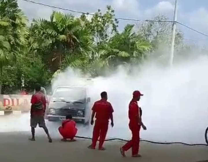 Petugas SPBU melakukan upaya pemadaman pickup yang terbakar (dok.Tangkapan Layar)