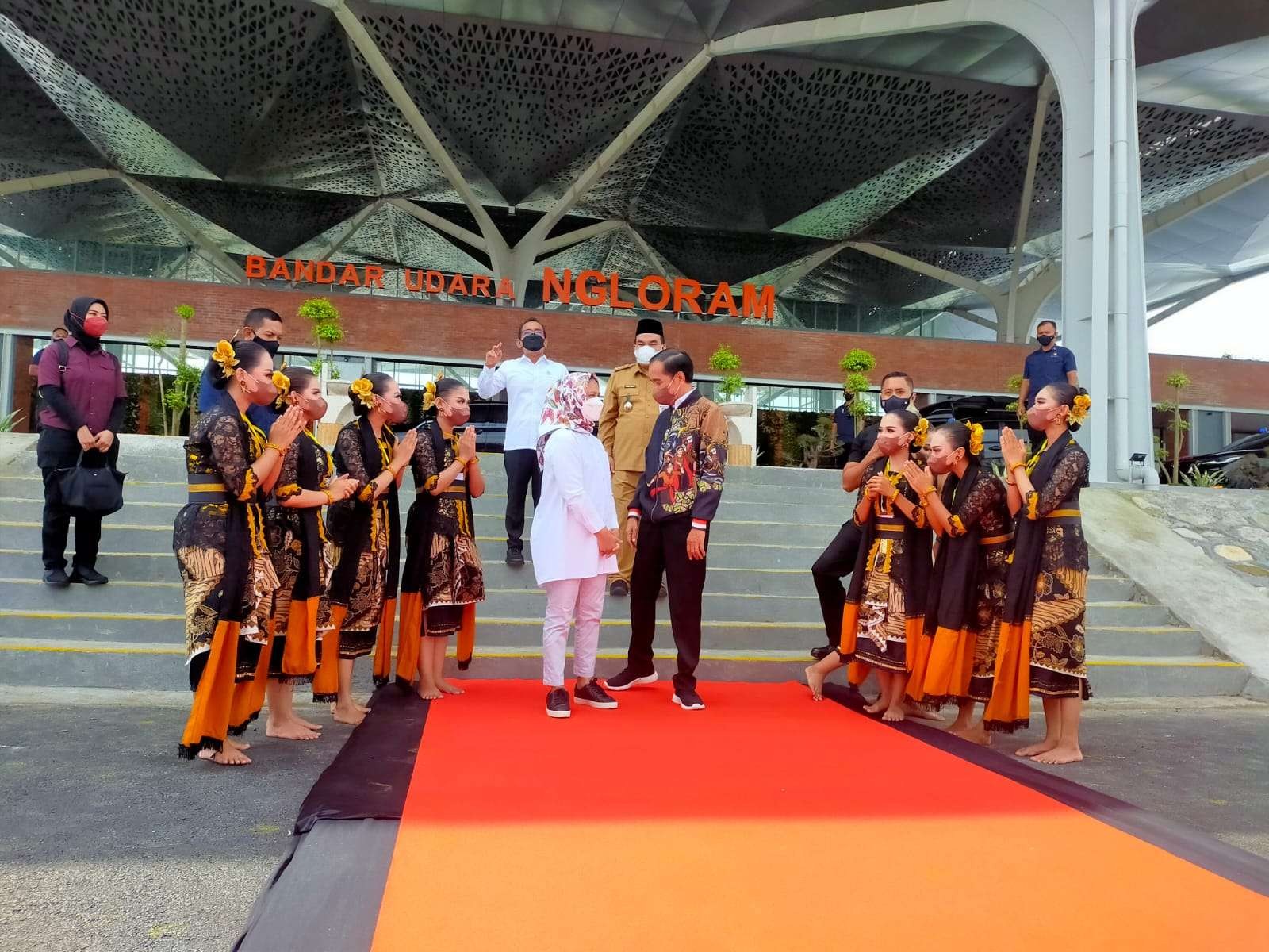 Presiden RI Joko Widodo bersama istri saat peresmian Bandara Ngloram tahun 2021 lalu. (Foto: Ahmad Sampurno/Ngopibareng.id)