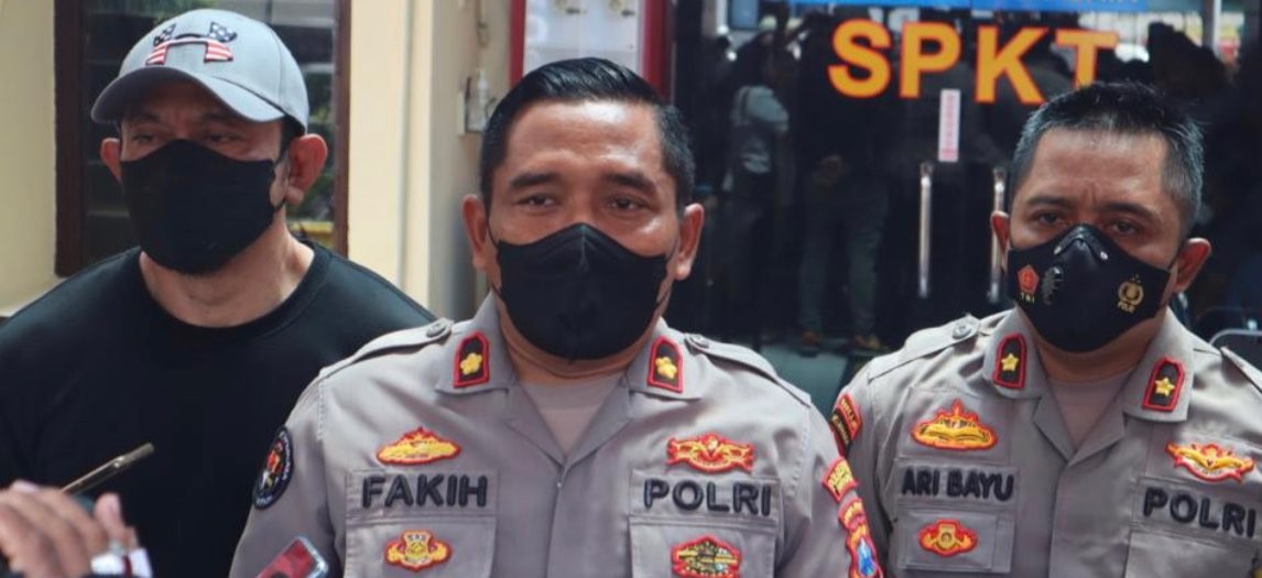 Kasi Humas Polrestabes Surabaya, Kompol Muhammad Fakih (tengah), saat jelaskan kematian tersangka bunuh diri saat proses pemerikaan. (Foto: Andhi Dwi/Ngopibareng.id)