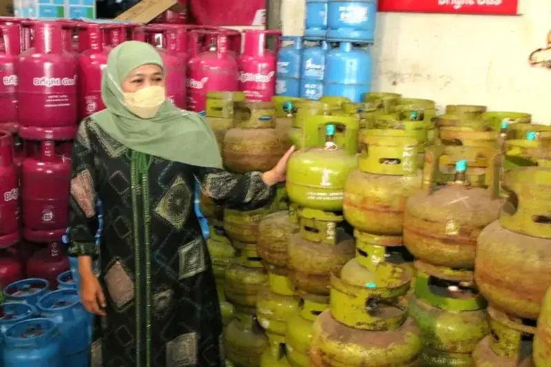 Gubernur Khofifah meninjau stok Elpiji di Jombang. (Foto: Humas Jatim)