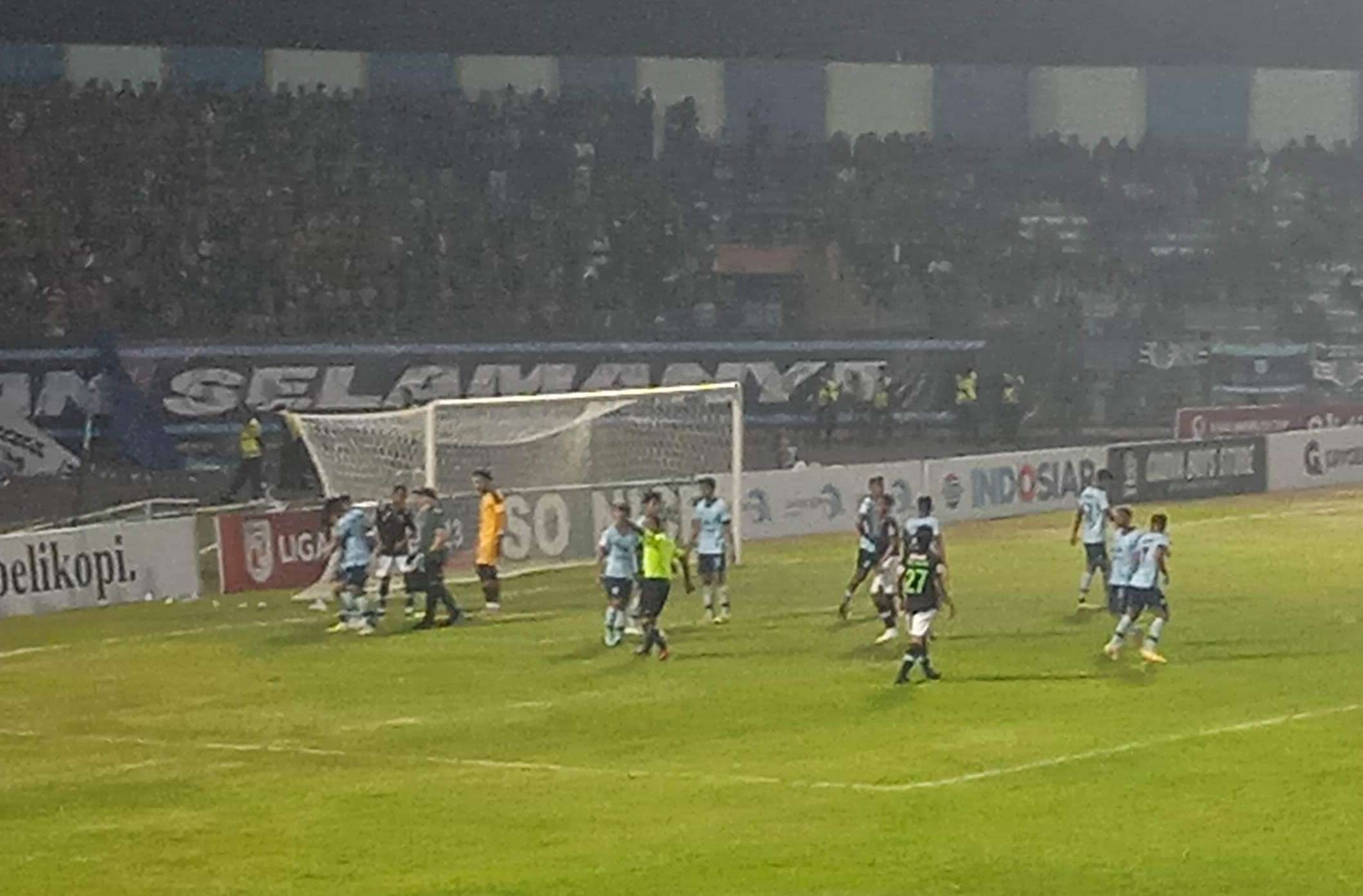 Keterangan Foto:Persela kalah di kandang sendiri dari Persikab Bandung(Foto:Imron Rosidi/ngooibareng.id)