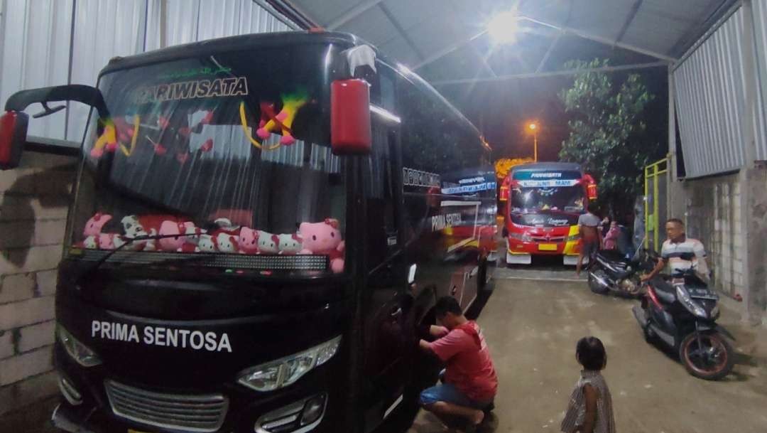 Garasi bus pariwisata milik Beni di Kecamatan Bangsal. (Foto: Deni Lukmantara/Ngopibareng.id)