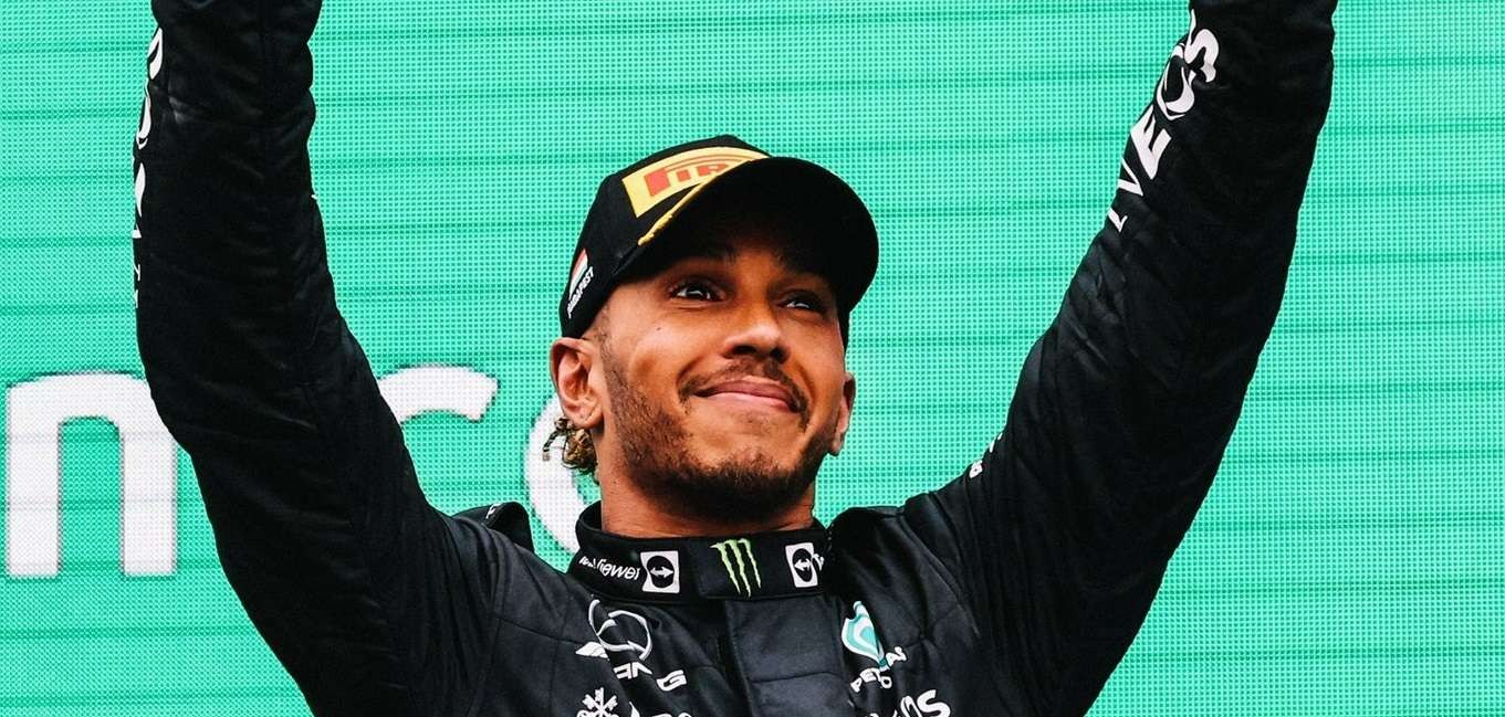 Lewis Hamilton siap gabung konsorsium yang dipimpin Jim Ratcliffe untuk ambil alih MU dari keluarga Glazer. (Foto: Twitter/@LewisHamilton)