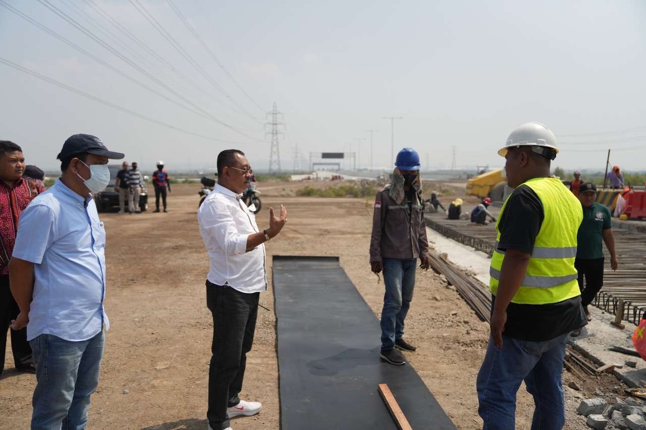 Wakil Walikota Surabaya, Armuji saat meninjau pengerjaan akses jalan menuju ke Stadion Gelora Bung Tomo, Surabaya, Minggu 4 September 2022. (Foto: Tim Armuji)