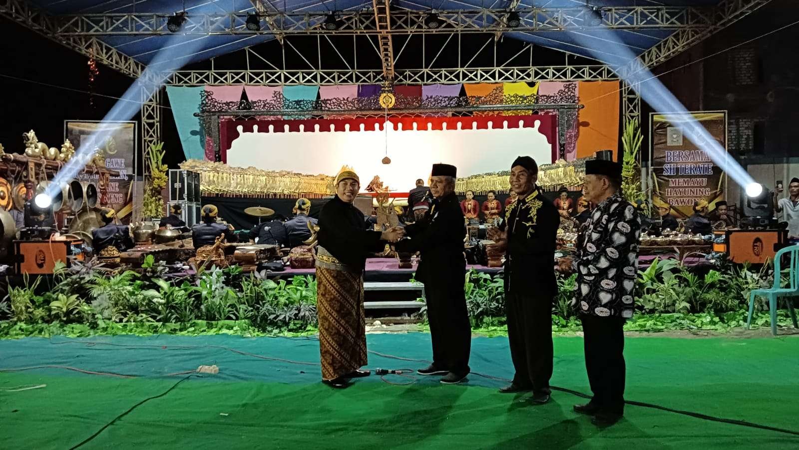 Peringatan 1 abad SH Terate Cabang Tuban menggelar pertunjukan wayang kulit (Foto: Dokumentasi SH Terate Tuban)