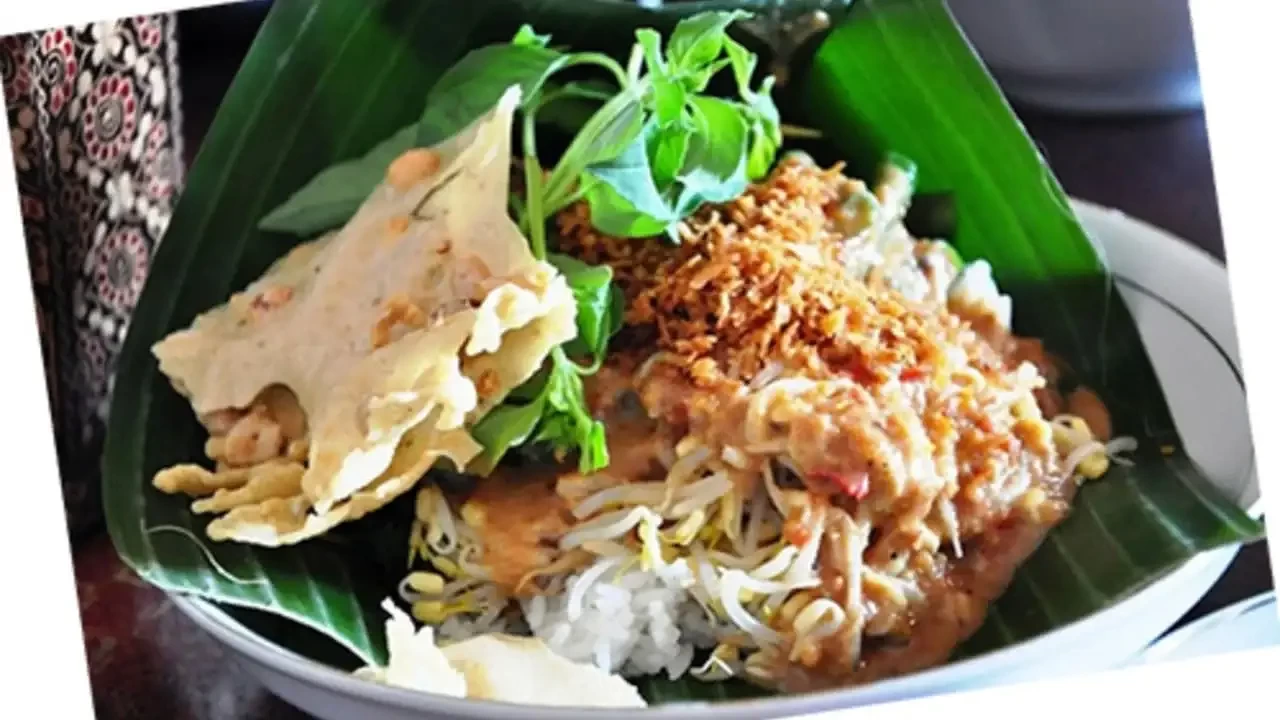 Nasi pecel dengan lauk sederhana bisa didapat dengan harga menyesuaikan.(Foto: Topwisata)