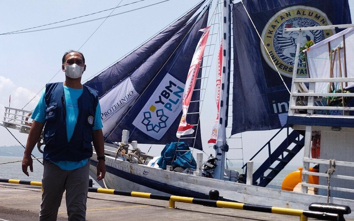 Direktur RSTKA, Agus Harianto saat berfoto bersama rumah sakit terapung RSTKA Unair. (Foto: Dok. RSTKA)