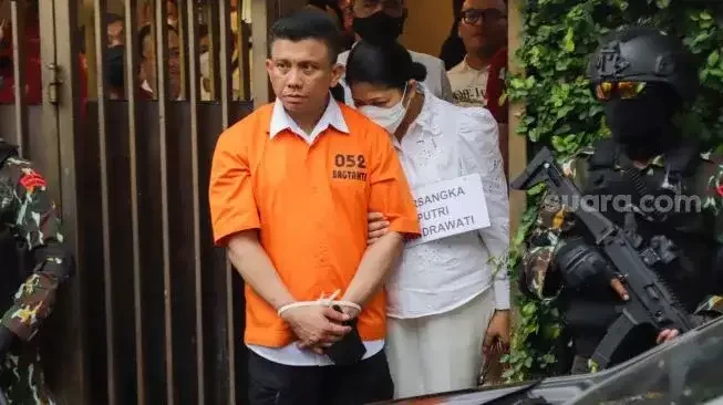 Ferdy Sambo dan istrinya Putri Candrawathi saat rekonstruksi di rumahnya di kawasan Duren Tiga, Jakarta Selatan.(Foto: Suara.com)