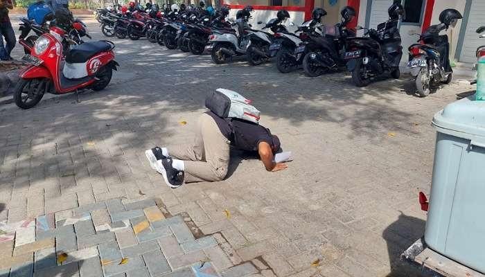 Mustaqim, salah satu napiter Lapas Lamongan langsung sujud syukur setelah mendapat pembebasan bersyarat. (Foto: Dokumentasi Kemenkumham Jatim)