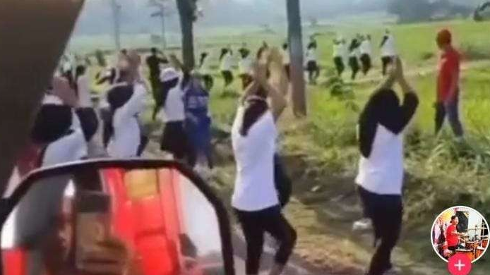 Viral sebuah video sekumpulan ibu-ibu lakukan senam di tengah jalan hingga membuat kendaraan tak dapat melintas. (Foto: Tangkapan layar TikTok)