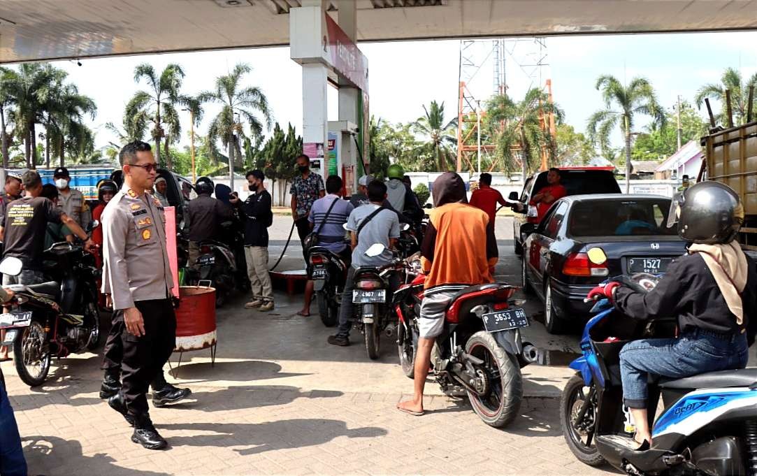 Kapolres Bondowoso, AKBP Wimboko memantau pengendara kendaraan roda dua dan roda empat membeli BBM di SPBU Kota Kulon, Minggu 4 September 2022 siang.(Foto:Guido Saphan/Ngopibareng.id).