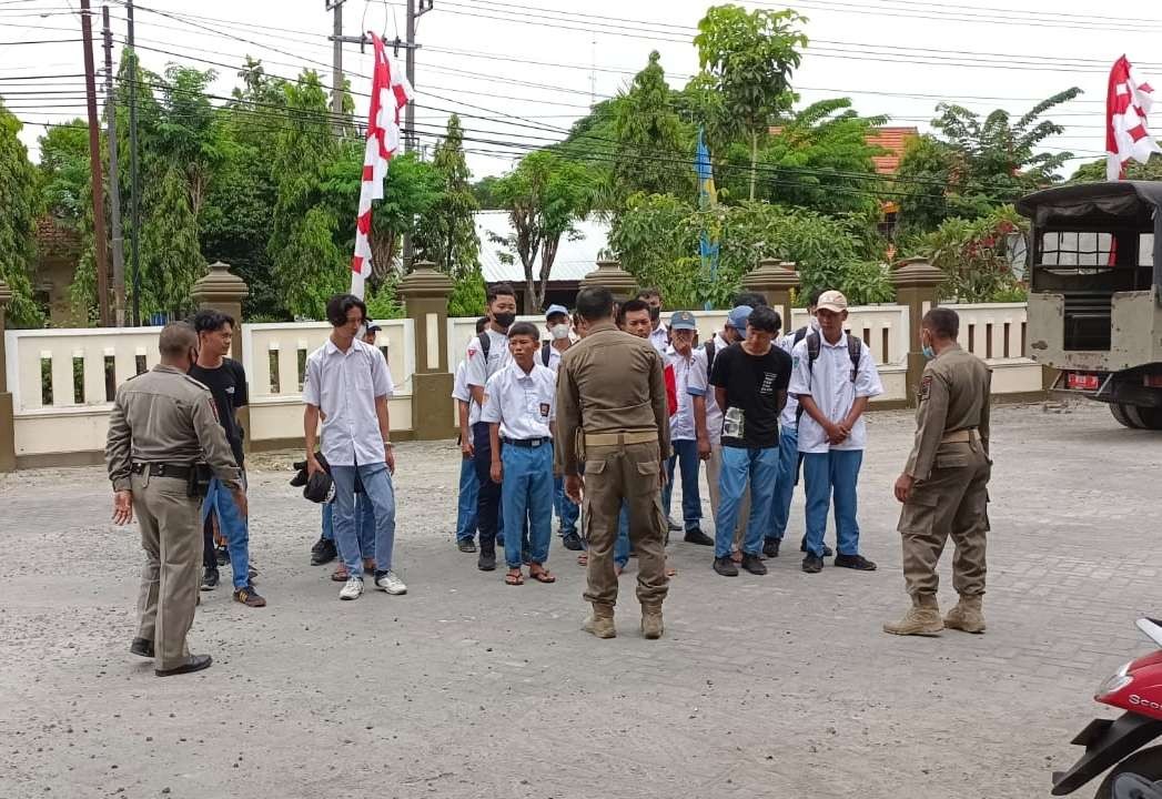 Sejumlah pelajar yang terjaring operasi Kasih Sayang oleh Satpol PP Lamongan (Foto: Imron Rosidi/Ngopibareng.id)