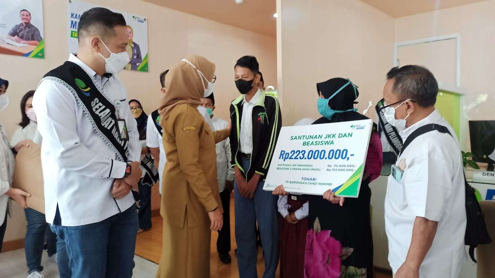 Bupati Banyuwangi Ipuk Fiestiandani bersama Direktur Keuangan BP Jamsostek Asep Rahmat Suwandha  menyerahkan santunan kepada ahli waris pekerja tambang belerang yang meninggal akibat kecelakaan kerja. (Foto: Muh Hujaini/Ngopibareng.id)