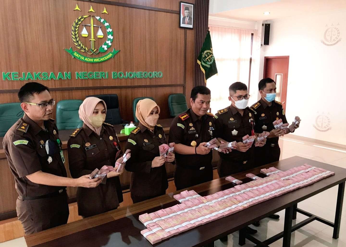 Kejaksaan Negeri Bojonegoro gelar eksekusi dana pengganti dari ahli waris terpidana korupsi. (Foto: Dokumentasi Kejaksaan Negeri Bojonegoro)