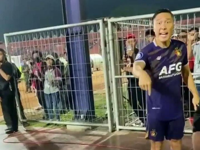 Arthur Irawan tersulut emosi saat mendengar teriakan suporter di tribut 'Arthur Out'. (Foto: Instagram @persikfcdaily)