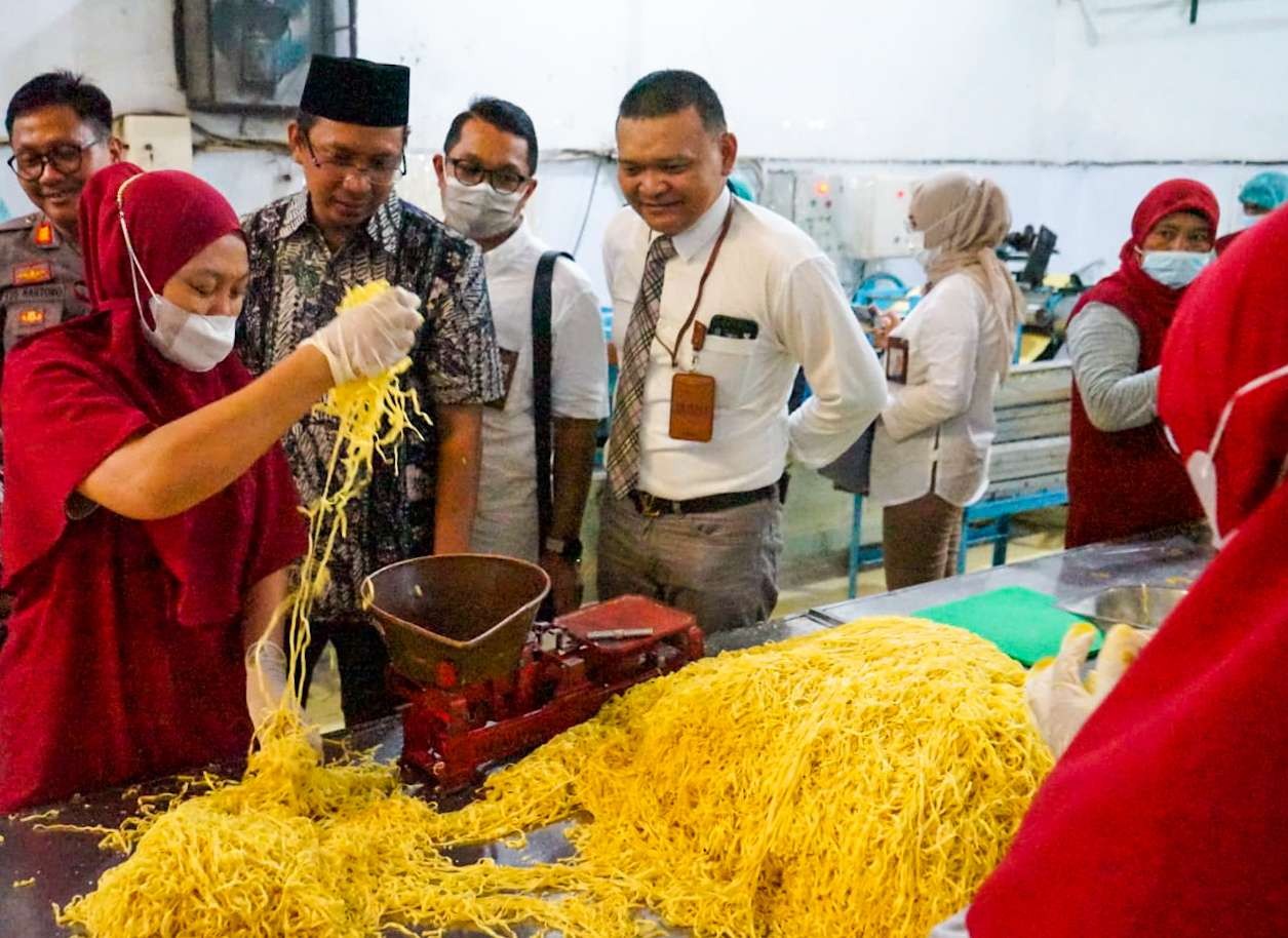 Bupati Sidoarjo  H. Ahmad Muhdlor S.IP  (songkok hitam) saat melihat proses mengolah mie telur UMKM Sidoarjo (Foto:Aini/Ngopibareng.id)