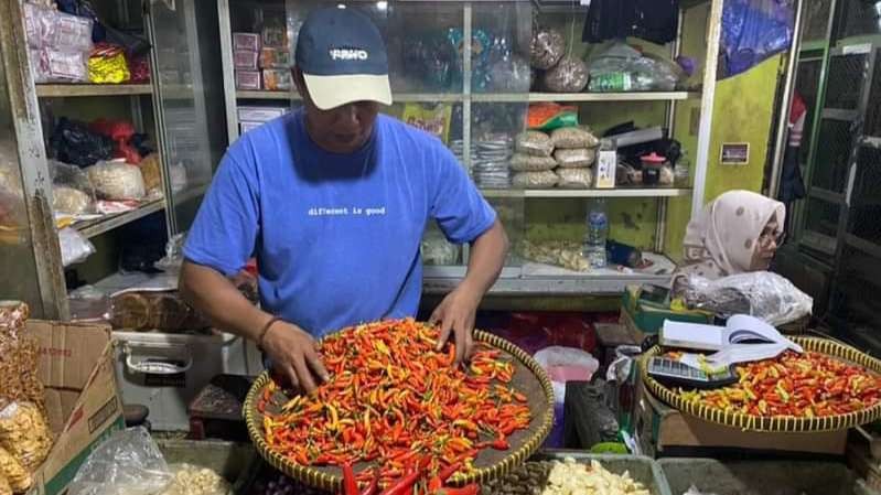 Salah satu pedagang bahan pokok di Pasar Besar Kota Malang (Foto: Lalu Theo/ngopibareng.id)