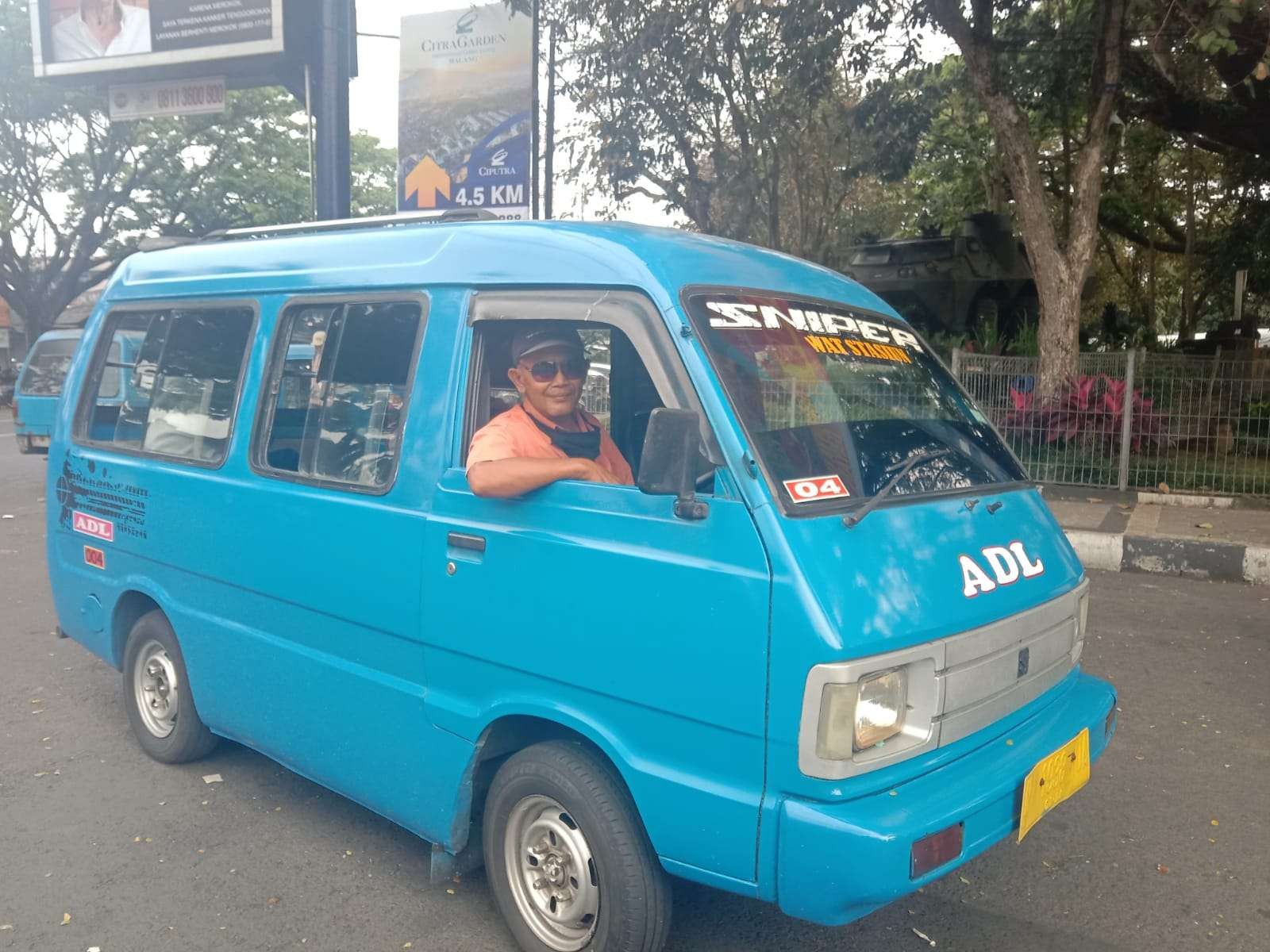 Sekretaris Organisasi Angkutan Darat (Organda) Kota Malang, Purwono Tjokro Darsono  saat narik di daerah Stasiun Kota Malang (Foto: Lalu Theo/ngopibareng.id)