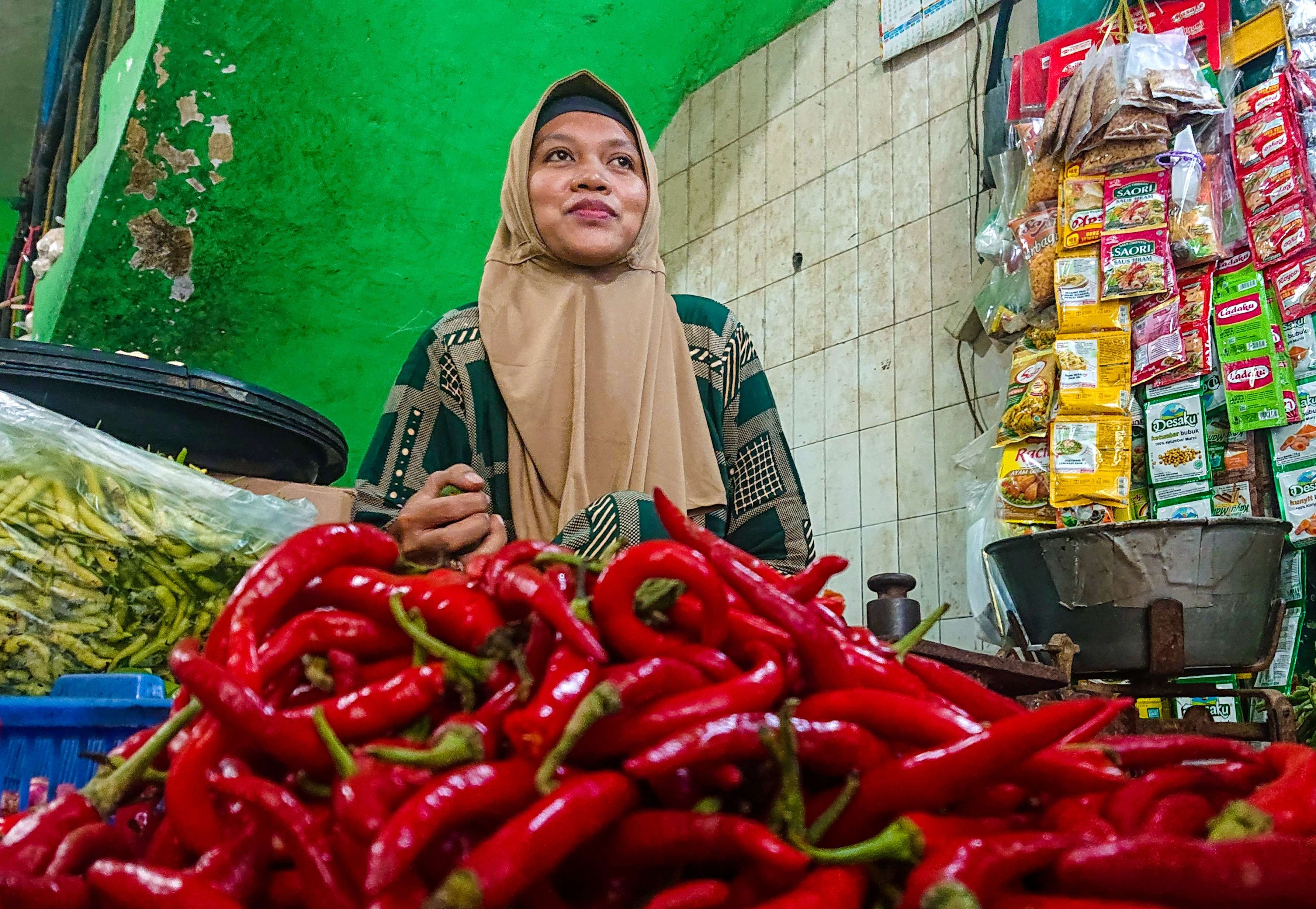 Pedagang bahan pangan di pasar tradisional Larangan Sidoarjo (foto:Aini/Ngopibareng.id)