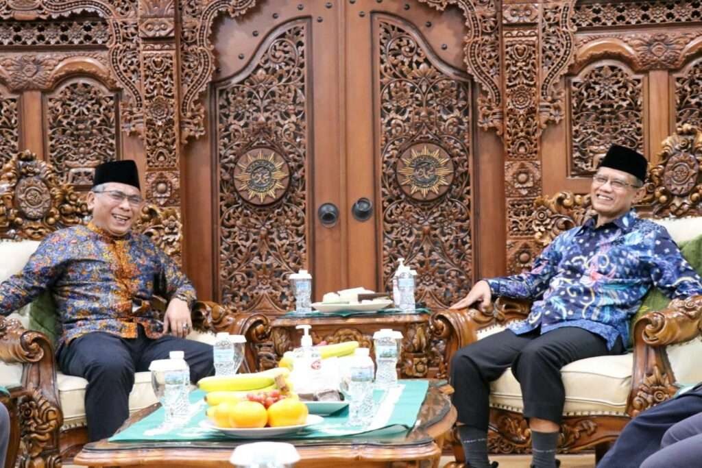 Gus Yahya dan Haedar Nashir duduk santai, penuh gurauan. (Foto: pbnu)