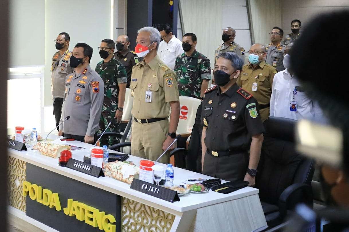 Gubenur Jawa Tengah Ganjar Pranowo dan Kapolda Jateng Irjen Pol Ahmad Luthfi, saat rapat koordinasi secara virtual bersama Mendagri Tito Karnavian di Mapolda Jateng, Senin 5 September 2022.( Foto: Fafik/Ngopibareng.id)dalam sebuah rapat