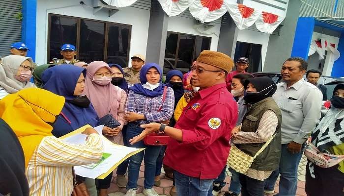 20 perwakilan eks pekerja PT. PMP mendatangi Kantor Disnaker Jember (Foto:Rusdi/Ngopibareng.id)