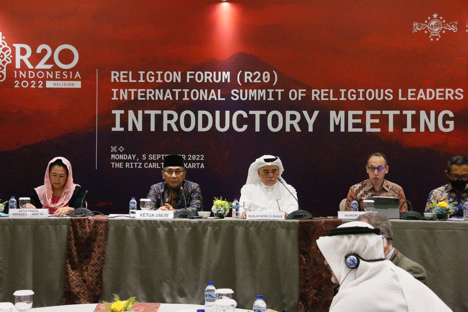 Ketua Pengurus Besar Nahdlatul Ulama (PBNU) KH Yahya Cholil Staquf menggelar pertemuan pertama (Introductory meeting) Forum Religion (R20) bersama sejumlah perwakilan Kedutaan Besar negara anggota G20 dan pimpinan organisasi masyarakat di The Ritz Carlton Jakarta, Senin 5 September 2022. (Foto: Fafik/Ngopibareng.id)