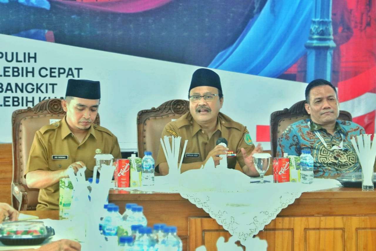 Walikota Pasuruan Saifullah Yusuf (Gus Ipul) dan wakilnya, Adi Wibobo, mengikuti sosialisasi survei penilaian integritas (SPI) yang digelar Komisi Pemberantasan Korupsi (KPK) di Pendopo Kabupaten Pasuruan, Senin 5 September 2022. (Foto: Diskominfo Kota Pasuruan)