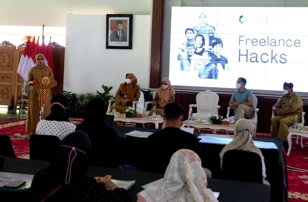 Bupati Banyuwangi Ipuk Fiestiandani membuka program Freelance Hacks di pendopo Sabha Swagatha Banyuwangi. (Foto: Humas Pemkab Banyuwangi)