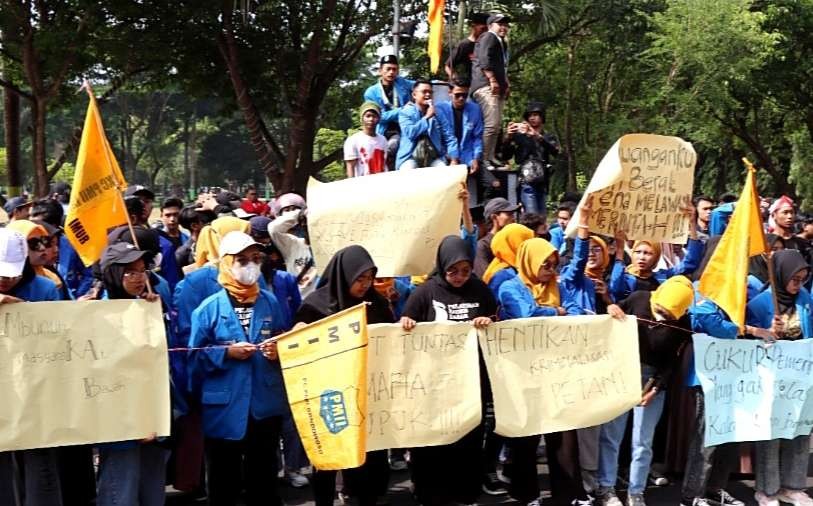 Mahasiswa tergabung PMII Bondowoso mendesak DPRD membentuk pansus untuk mengawasi carut marut distribusi pupuk bersubsidi tidak tepat sasaran ke petani. (Foto: Guido Saphan/Ngopibareng.id)